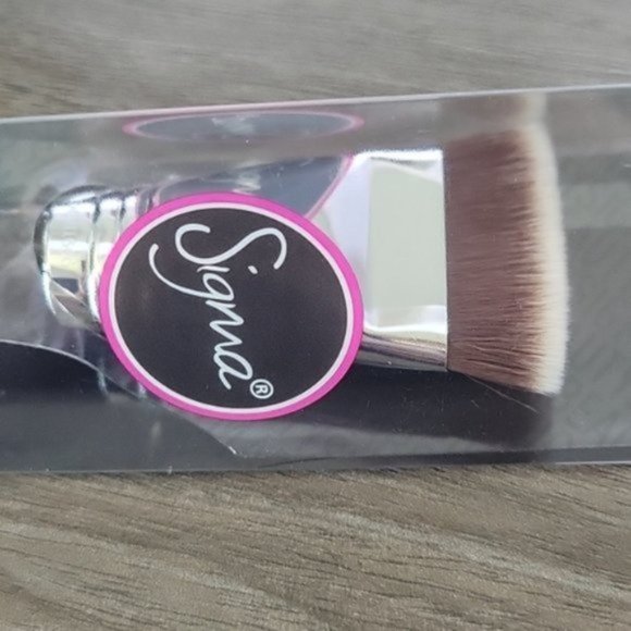Sigma Beauty - F77 CHISEL AND TRIM CONTOUR™ BRUSH - Picture 3 of 5